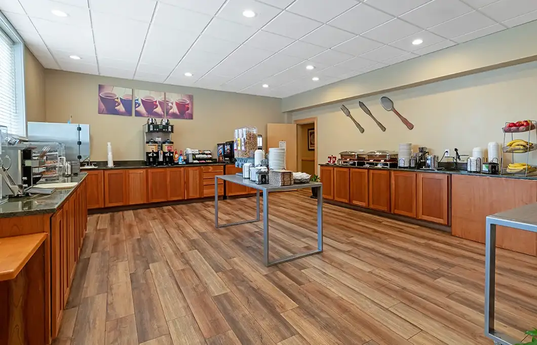 Complimentary breakfast buffet at Windjammer Inn & Conference Center