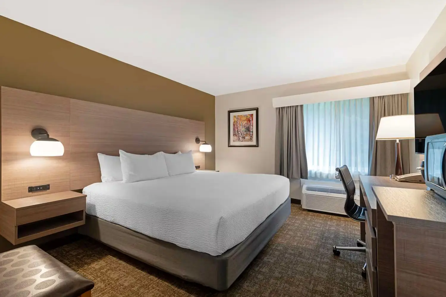 Standard king guest room at Windjammer Inn & Conference Center in South Burlington, VT